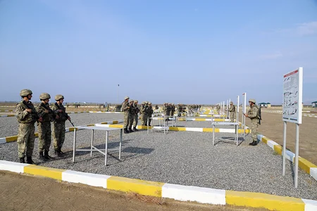 Defense Minister watches combat training classes