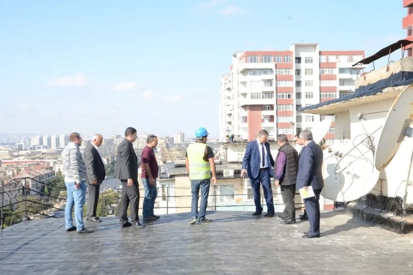 Bakıda dam örtükləri təmir olunur