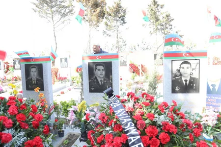 Aprel döyüşlərinin şəhid pilotlarının məzarı ziyarət olunub