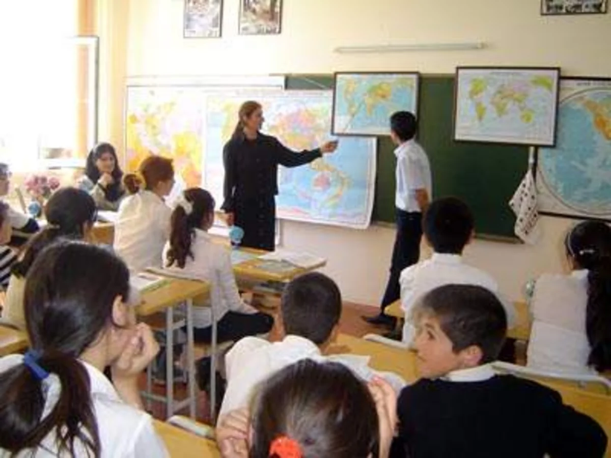 Azərbaycanın orta məktəblərində işləyən qadın direktor və müavinlərinin sayı açıqlanıb
