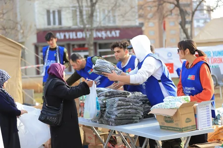Azərbaycan könüllüləri zəlzələ bölgəsindəki zərərçəkən ailələrin və uşaqların qayğısına qalır