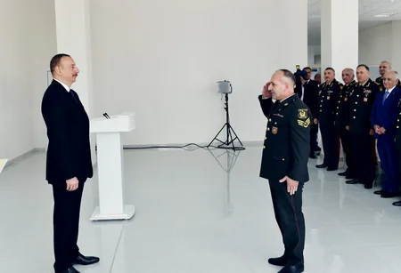 Prezident İlham Əliyev hərbçilər üçün inşa edilən binada yaradılan şəraitlə tanış olub