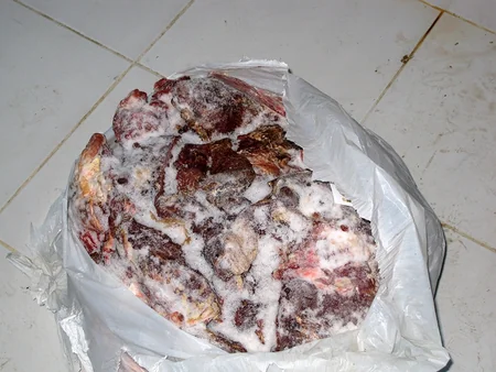 Abşeronda kolbasa sexində mənşəyi məlum olmayan ətlər aşkarlanıb - FOTO
