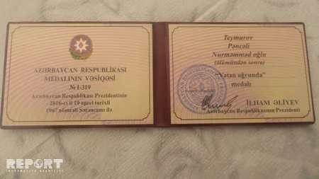 Медаль прапорщика ВС Азербайджана, павшего шехидом, вручена его семье - ФОТО