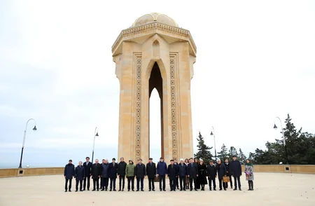TDT-nin Bakı-Şuşa forumunun iştirakçıları Fəxri və Şəhidlər xiyabanlarını ziyarət ediblər