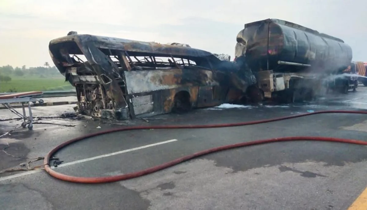 Pakistanda avtobusla yük maşını toqquşub, onlarla insan ölüb