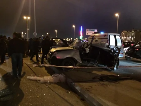 Bakıda avtomobil idarəetməni itirib, 3 ölü, 1 yaralı - FOTO