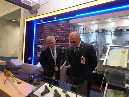 ​Azərbaycan nümayəndə heyəti IDEX sərgisindəki milli stendlə tanış olub
