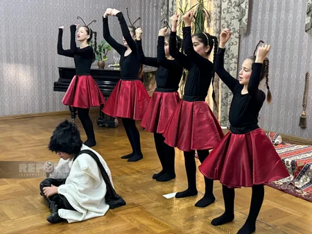 Tbilisidə “BEEZ” Uşaq Teatrı “Tıq-Tıq xanım” tamaşasının premyerasını keçirib