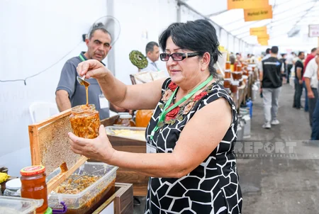 Bakıda alıcı gözləyən bal yarmarkasından - REPORTAJ