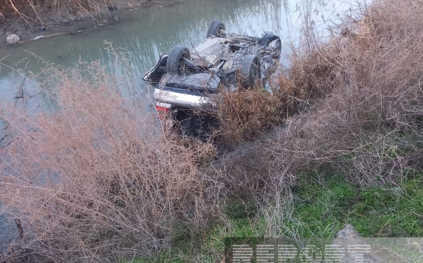 Sabirabadda avtomobil su kanalına aşıb, xəsarət alanlar var
