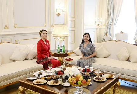 Leyla Əliyeva Türkmənistan Xalq Məsləhəti sədrinin qızı Oquldjaxan Atabayeva ilə görüşüb