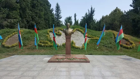 Azərbaycanın müdafiə naziri cəbhə xəttinə gedib