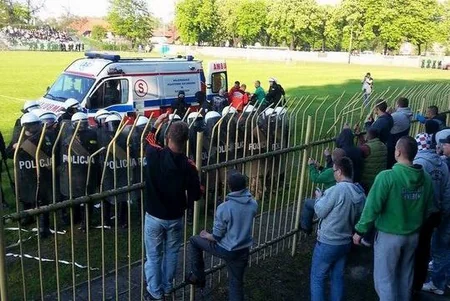 ​Polşada polis futbol fanatına atəş açıb – VİDEO