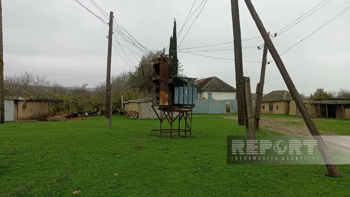 Cəlilabadın Moranlı kəndində işıq dirəkləri çürüyüb, elektrik naqilləri təhlükə mənbəyinə çevrilib - YENİLƏNİB
