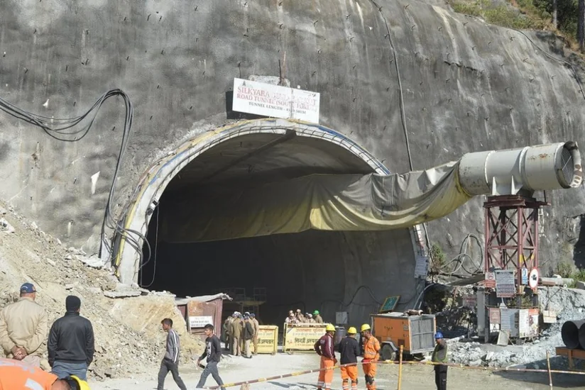 В Индии спасатели планируют вскоре начать эвакуацию 41 рабочего из обрушившегося тоннеля