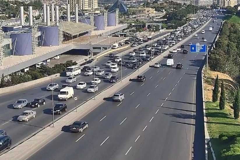 Bakıda səhər saatlarında ​nəqliyyatın hərəkətində sıxlıq yaranıb - SİYAHI