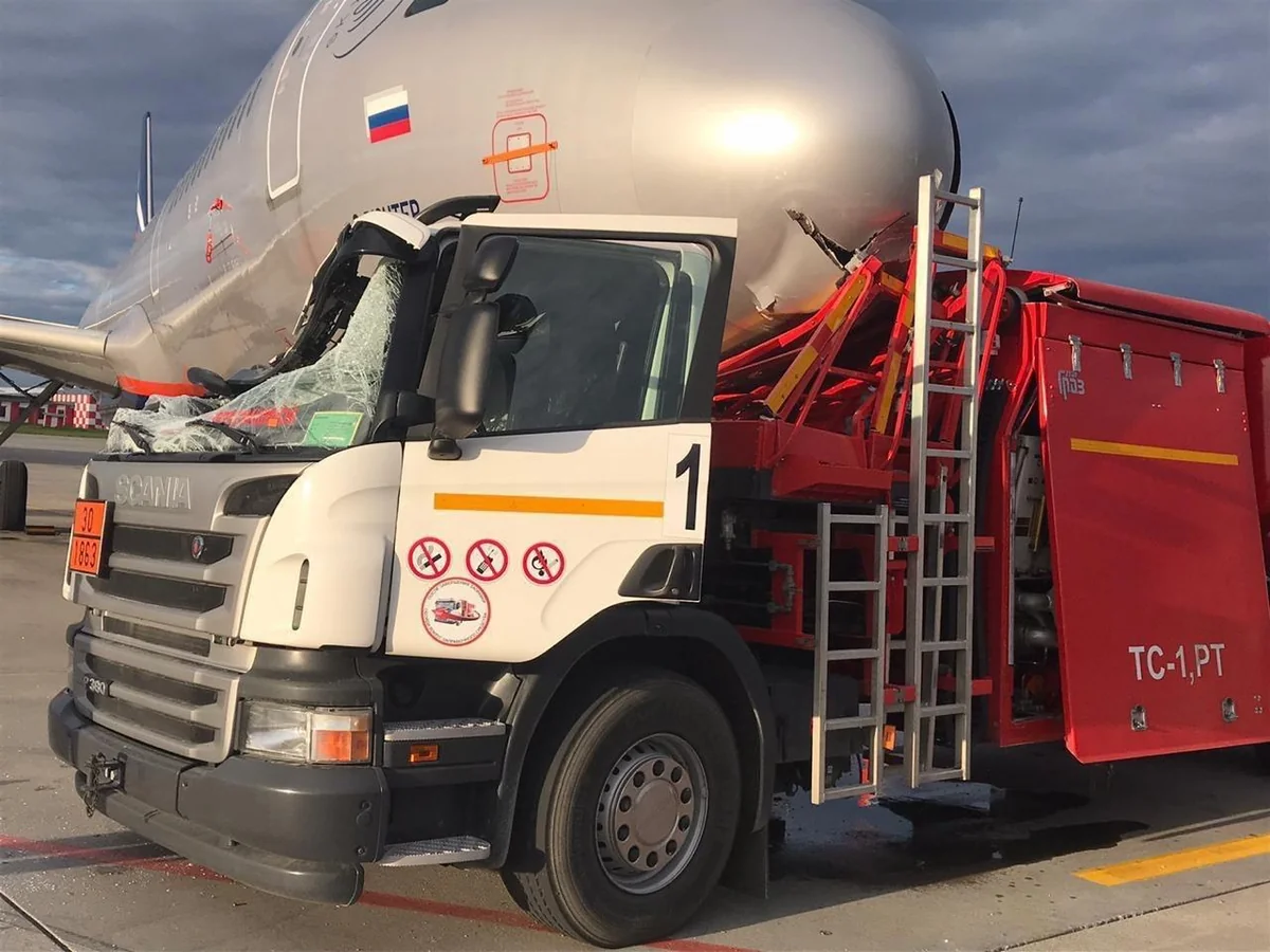 В аэропорту Москвы бензовоз протаранил самолет