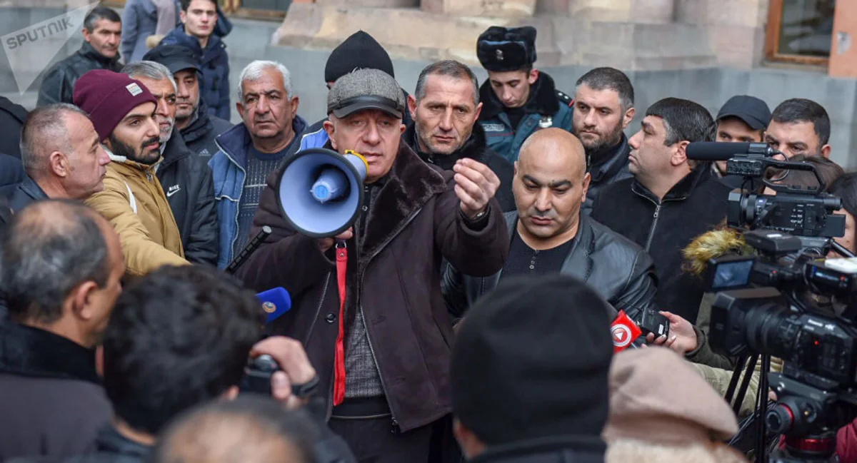 Автодилеры протестуют перед зданием правительства в Армении