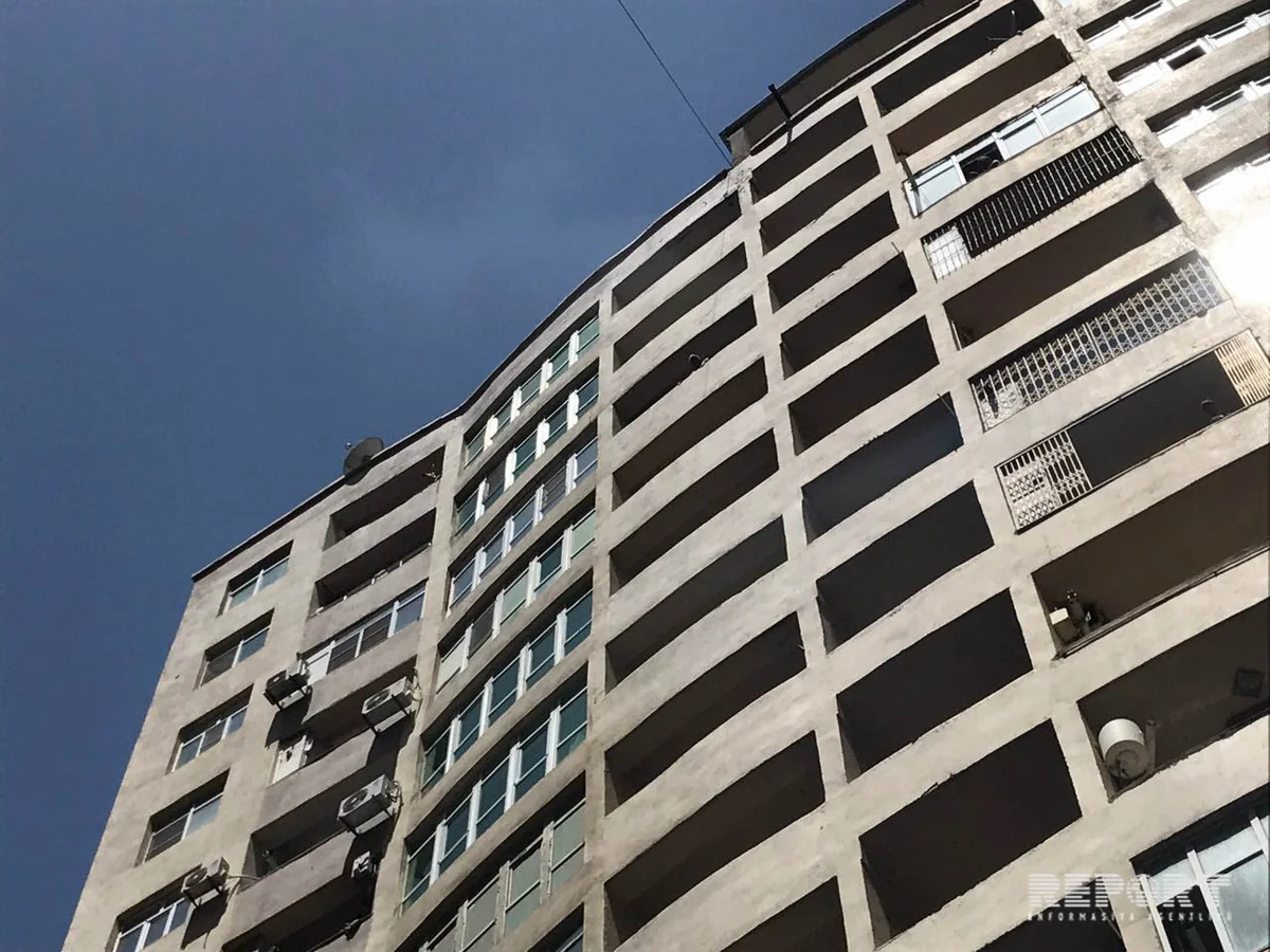 Bakıda hündürmərtəbəli binada yanğın olub - FOTO