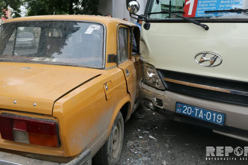 В Гяндже пассажирский автобус попал в аварию, есть пострадавшие - ФОТО