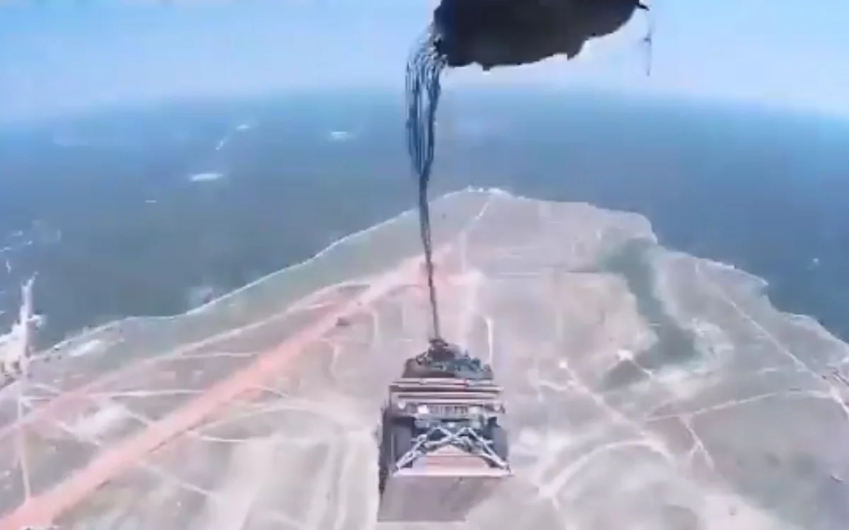 Американские военные по ошибке сбросили броневик с самолёта - ВИДЕО
