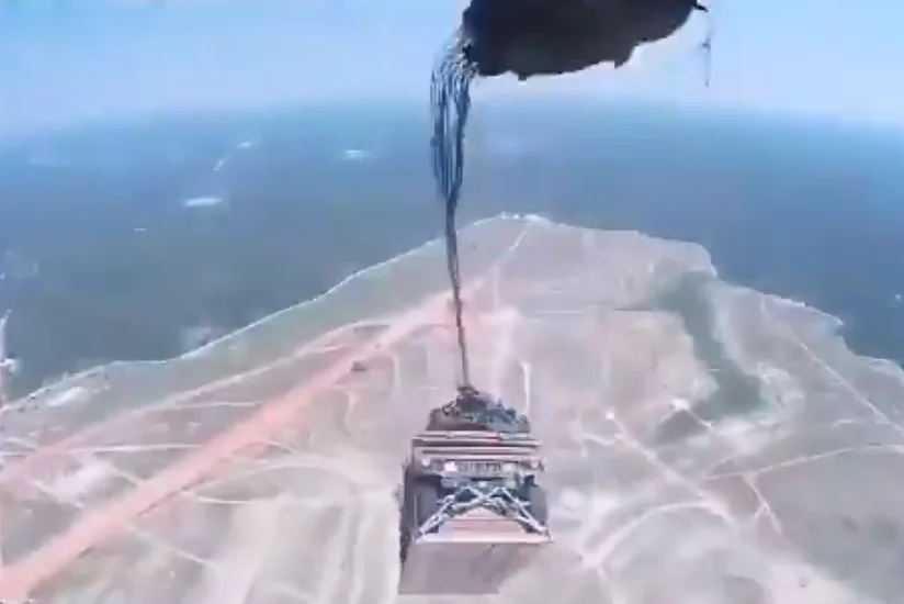 Американские военные по ошибке сбросили броневик с самолёта - ВИДЕО
