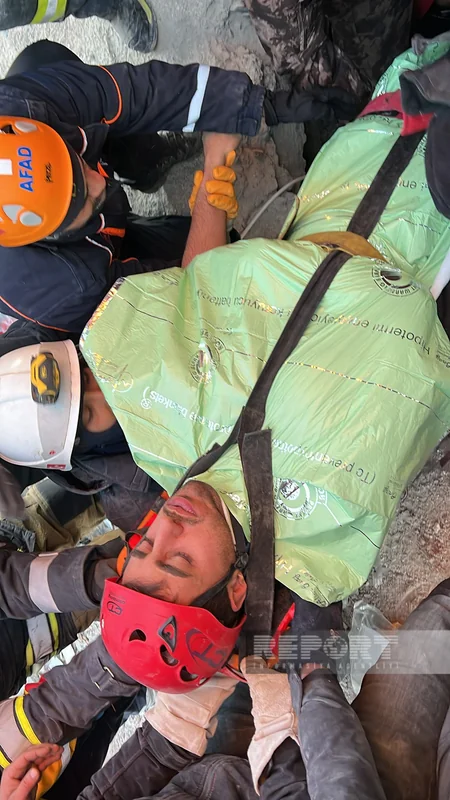 Азербайджанец с казахскими спасателями спас из под завалов в Турции 3 человек