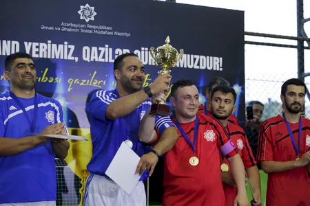 Protezlə təmin edilən qazilər futbol oynayıb