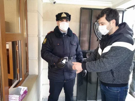 Polis sürücülərə tibbi spirt, maska və əlcək payladı