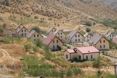 Jurnalistlər Zabux kəndində ermənilərin yandırdığı evlərə baş çəkib