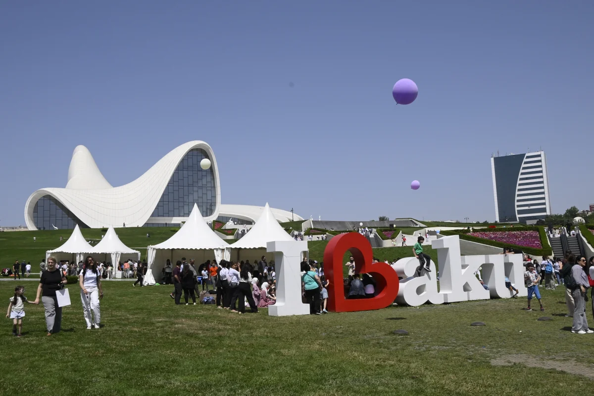 Heydər Əliyev Mərkəzinin parkında Uşaq festivalı keçirilib
