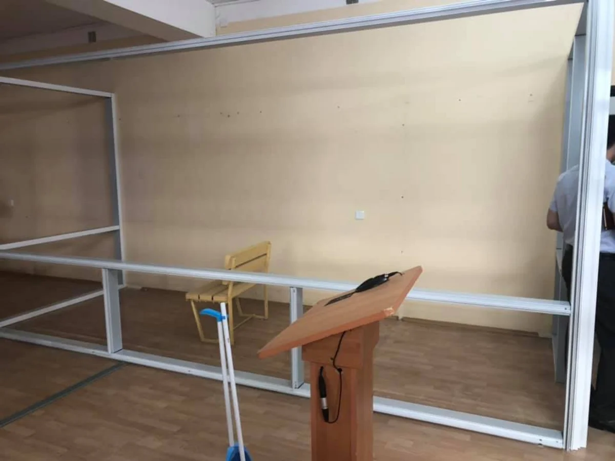 Bakı Apelyasiya Məhkəməsində dəmir qəfəslər ləğv edildi