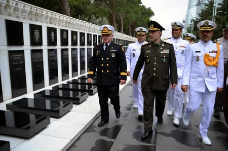 Делегация ВМС Ирана посетила в Баку Аллею почетного захоронения и Аллею шехидов
