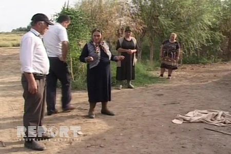 Ağcabədidə toy kaseti oğurlanıb, bəy-gəlin şəkili üzərinə bıçaq qoyulub - FOTO
