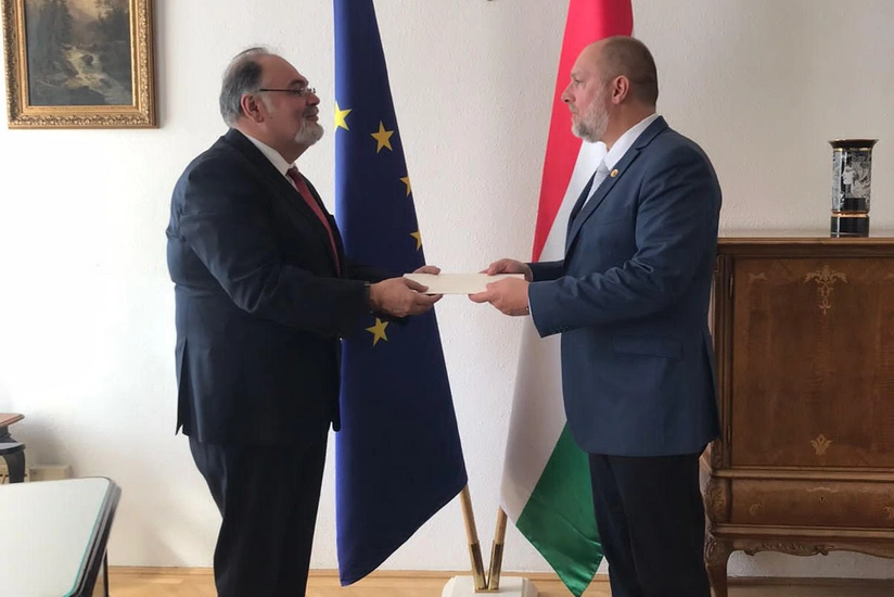 Azərbaycan səfiri etimadnaməsinin surətini Macarıstan XİN-ə təqdim edib