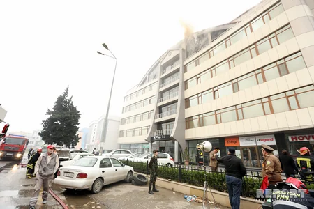 Bakıda biznes mərkəzində baş verən yanğın söndürülüb, 40 nəfər təxliyyə olunub - YENİLƏNİB - 2