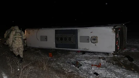 В Турции автобус с пассажирами попал в ДТП, есть погибшие и раненые