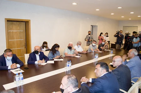 Jurnalistlər xarici media qurumları və beynəlxalq təşkilatlara müraciət qəbul edib
