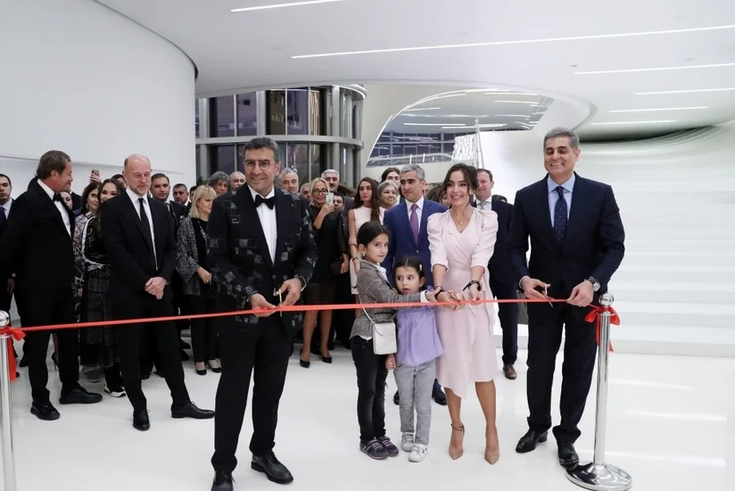 Heydər Əliyev Mərkəzində Türkiyənin tanınmış rəssamı Ahmet Güneştekinin fərdi sərgisi açılıb - FOTO