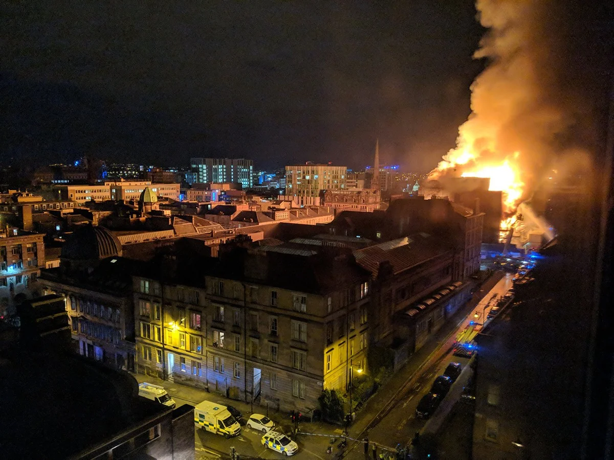 В школе искусств Глазго произошёл пожар - ВИДЕО