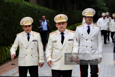 Azərbaycan xalqı Fəxri xiyabanda Ümummilli Liderin məzarını ziyarət edir