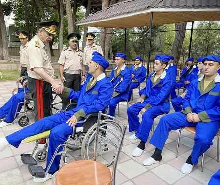 Müdafiə naziri hərbi hospitalda müalicə alan yaralılarla görüşüb