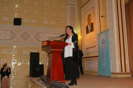 Abel Məhərrəmov Türkan Şoraya BDU-nun qızıl medalını təqdim edib