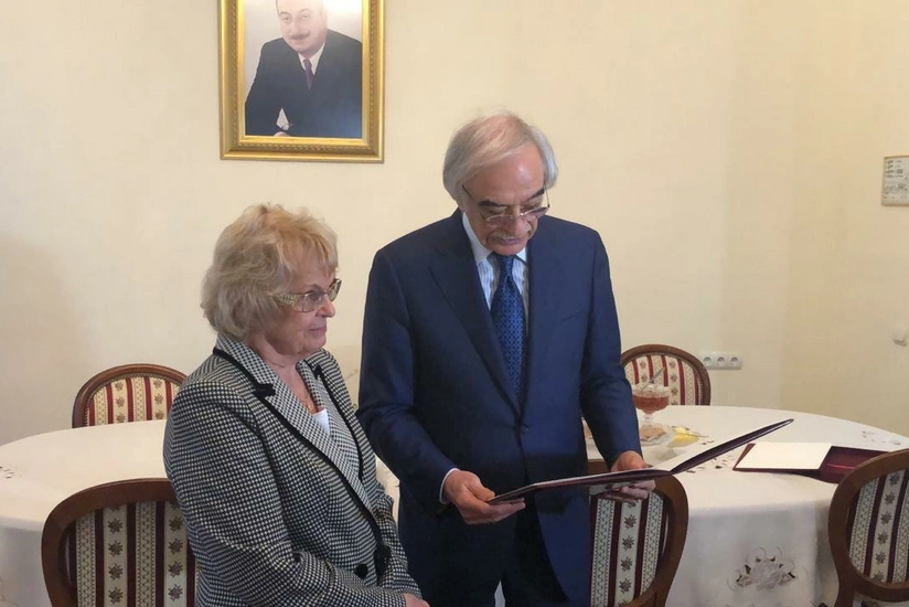 Azərbaycan səfirliyində rusiyalı alimə diplom təqdim olunub