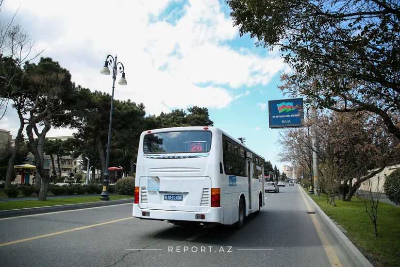 Dayanacaqdan kənarda avtobusa minmək istəyən şəxs sürücüyə xəsarət yetirib