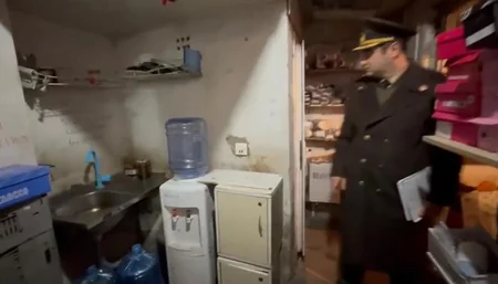 FHN ayaqqabı mağazasını bağlayıb