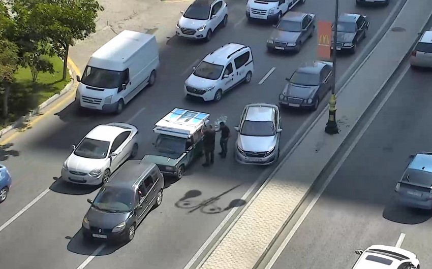 Bakıda yol qəzası baş verib, sıxlıq yaranıb