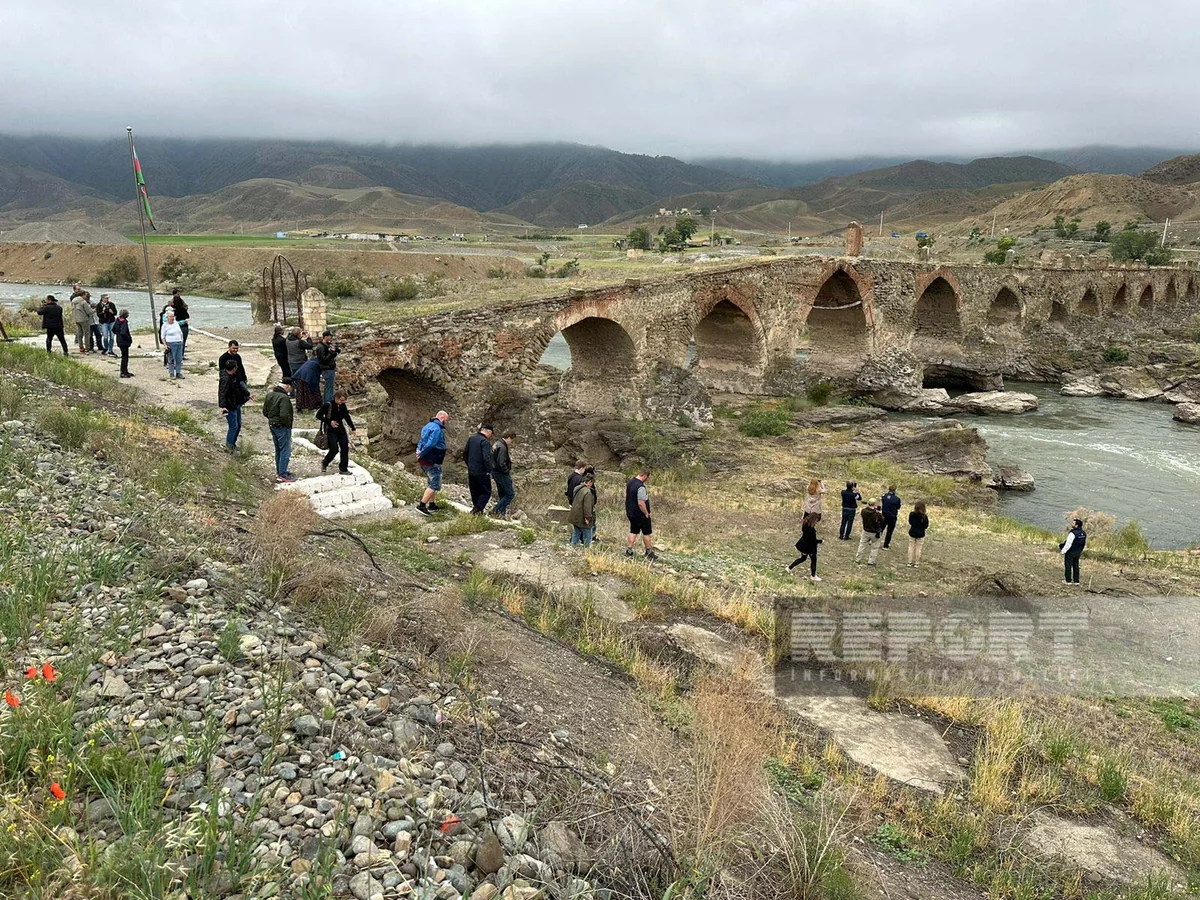 İsveçli səyahətçilər Xudafərin körpüsünü ziyarət ediblər