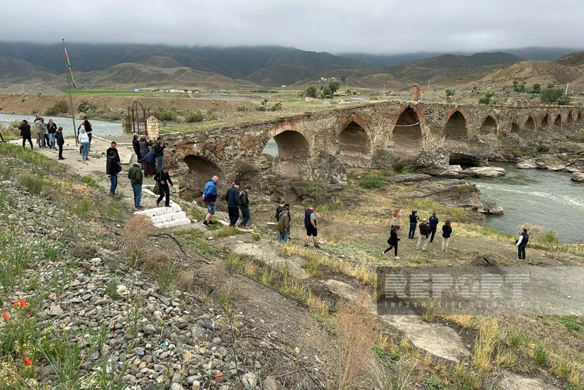 Группа путешественников из Швеции посетила Худаферинский мост в Джебраиле